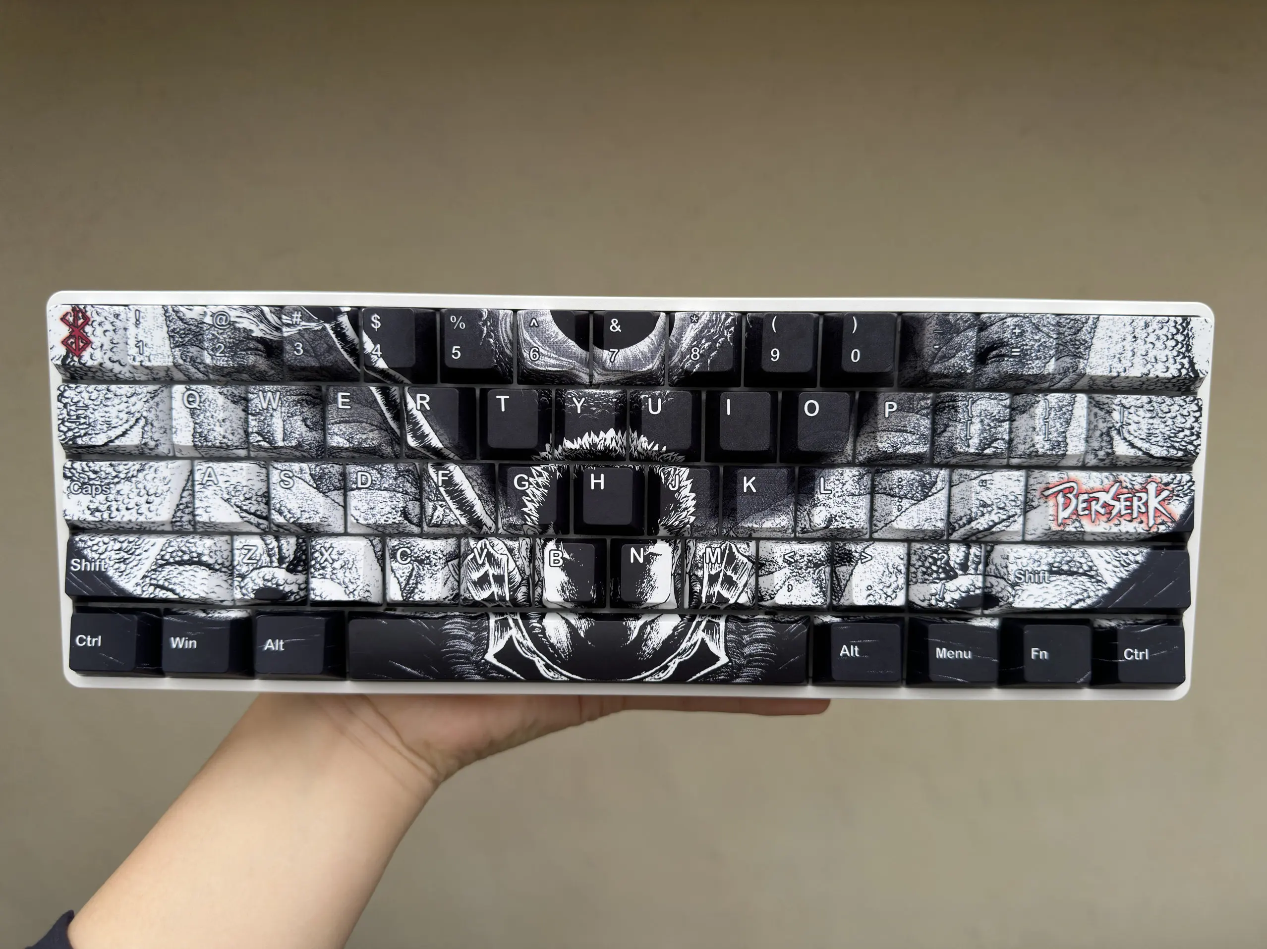 Фото Черные кейкапы Black Berserk Guts Cherry PBT с пятисторонней сублимацией, игровые кейкапы с анимационным дизайном для механических клавиатур 60, 64, 68, 75, 87 №2