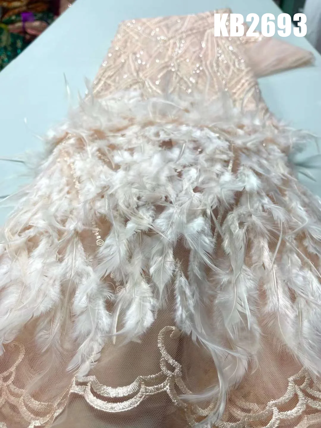 Рисунок 5 - Кружевная ткань с белыми перьями