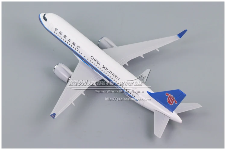Модель самолета Air China Southern Airlines Airbus 320 A320 B-2405 из пластика ABS, длиной 19 см.