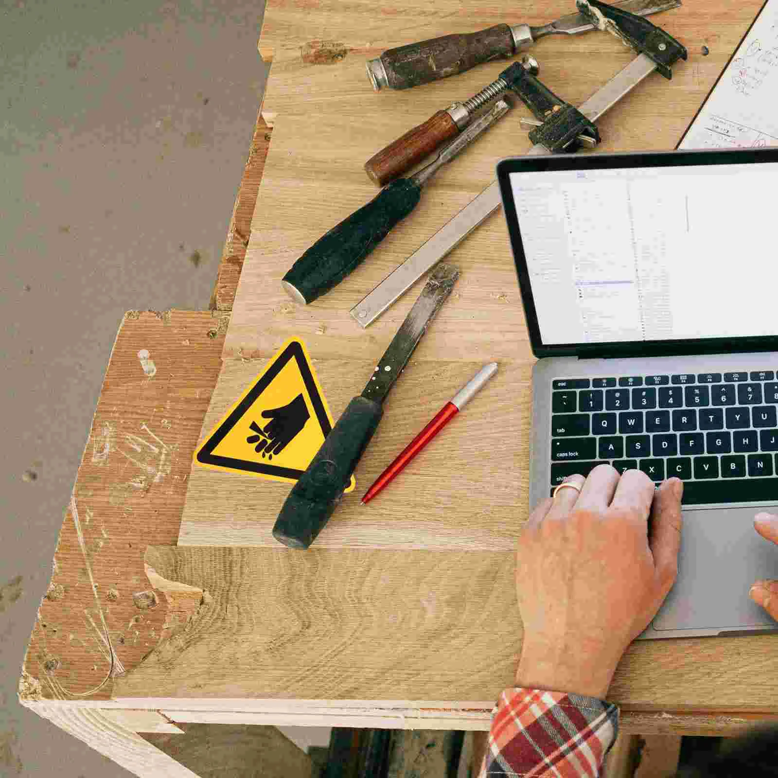 Рисунок 4 - наклейки-этикетки с надписью б