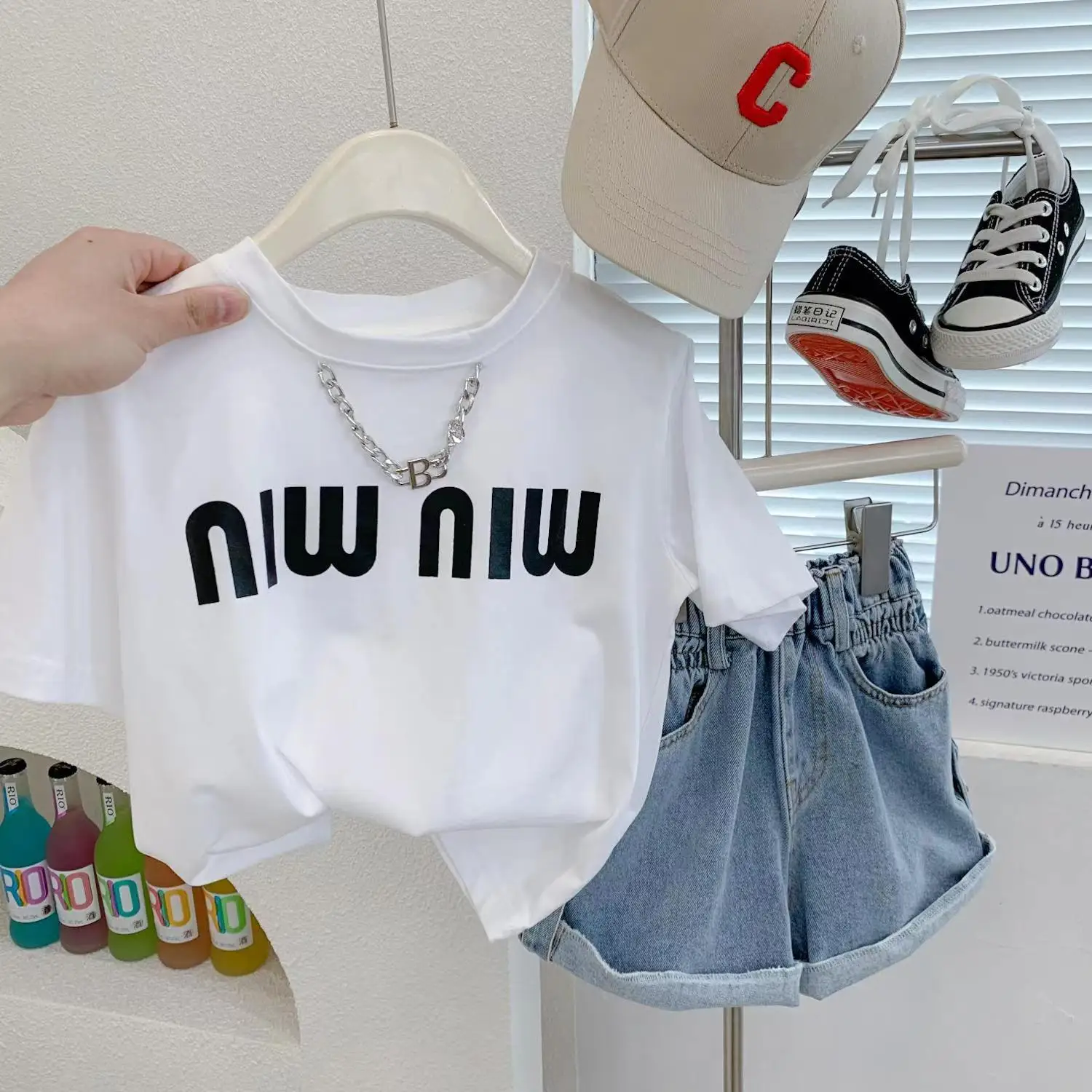 Childrens Fashionable Two Piece Set 2023 Summer New Girls Fashion Necklace Letter Short Sleeve Denim Shorts Set Kids Outfits