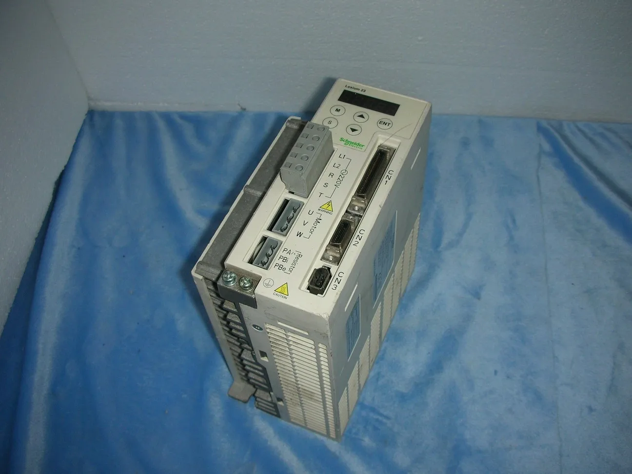 

1 шт.★Сервопривод Schneider Lxm23cu10m3x 1 кВт