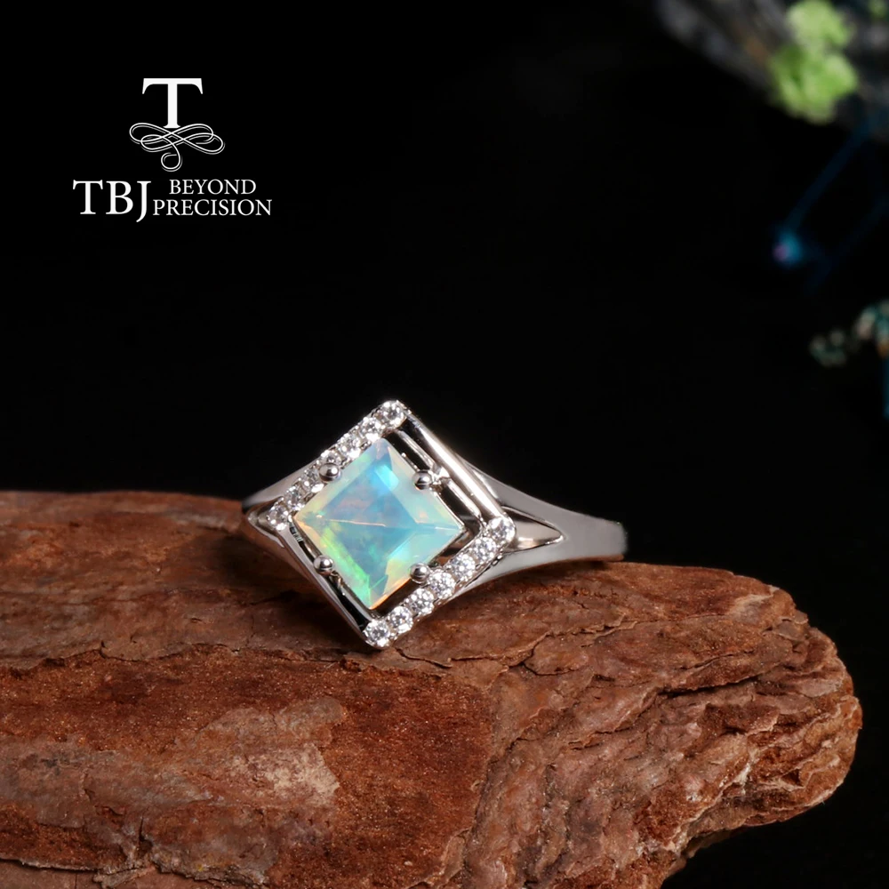 Женское кольцо из серебра 925 пробы с натуральным опалом