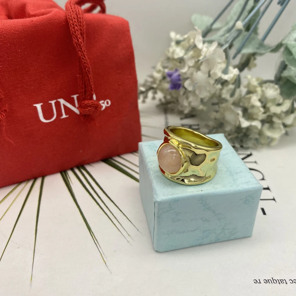 

Новинка 2023 Золотое плоское кольцо с розовым жемчугом модное простое высококачественное женское универсальное свидание для путешествий подходит для UNO DE 50