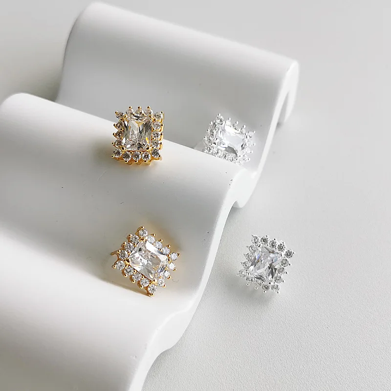 

Женские серьги-гвоздики из серебра 925 пробы с фианитами