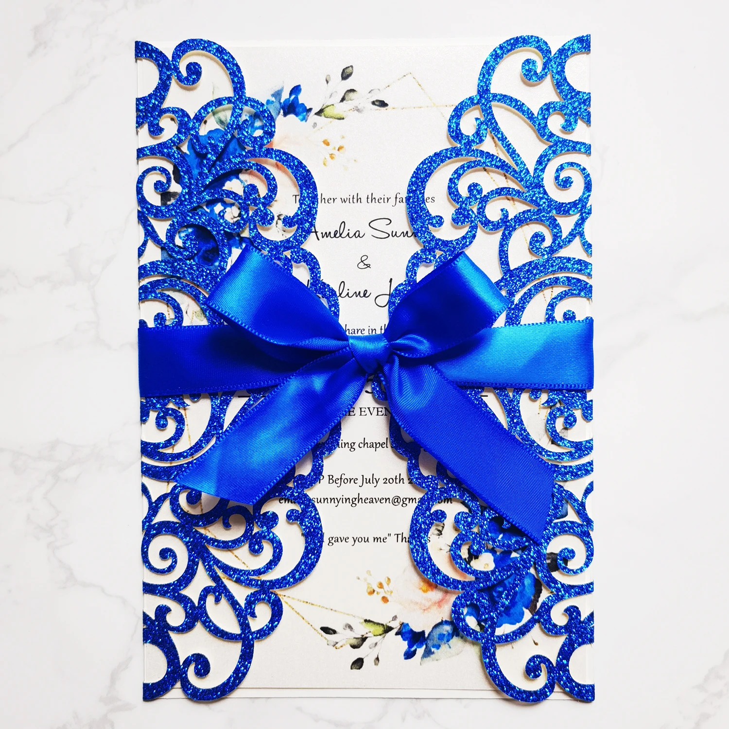 

100 шт. персонализированные блестящие полые цветочные свадебные приглашения лазерной резки с конвертами для свадебных приглашений Quincenera