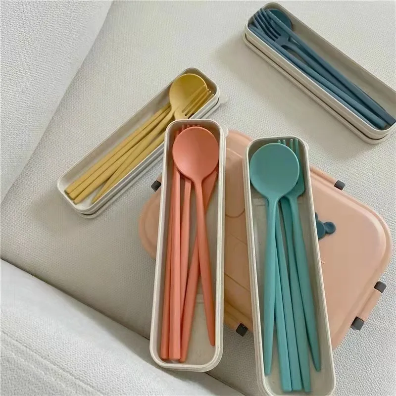 Купи 4PCS/Set Cutlery Wheat Straw Spoon Fork Chopsticks With Box Students Portable Tableware Travel Dinnerware Kitchen Accessories за 46 рублей в магазине AliExpress