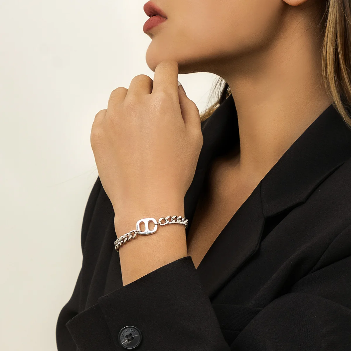 

Женский браслет-цепочка с геометрическим рисунком