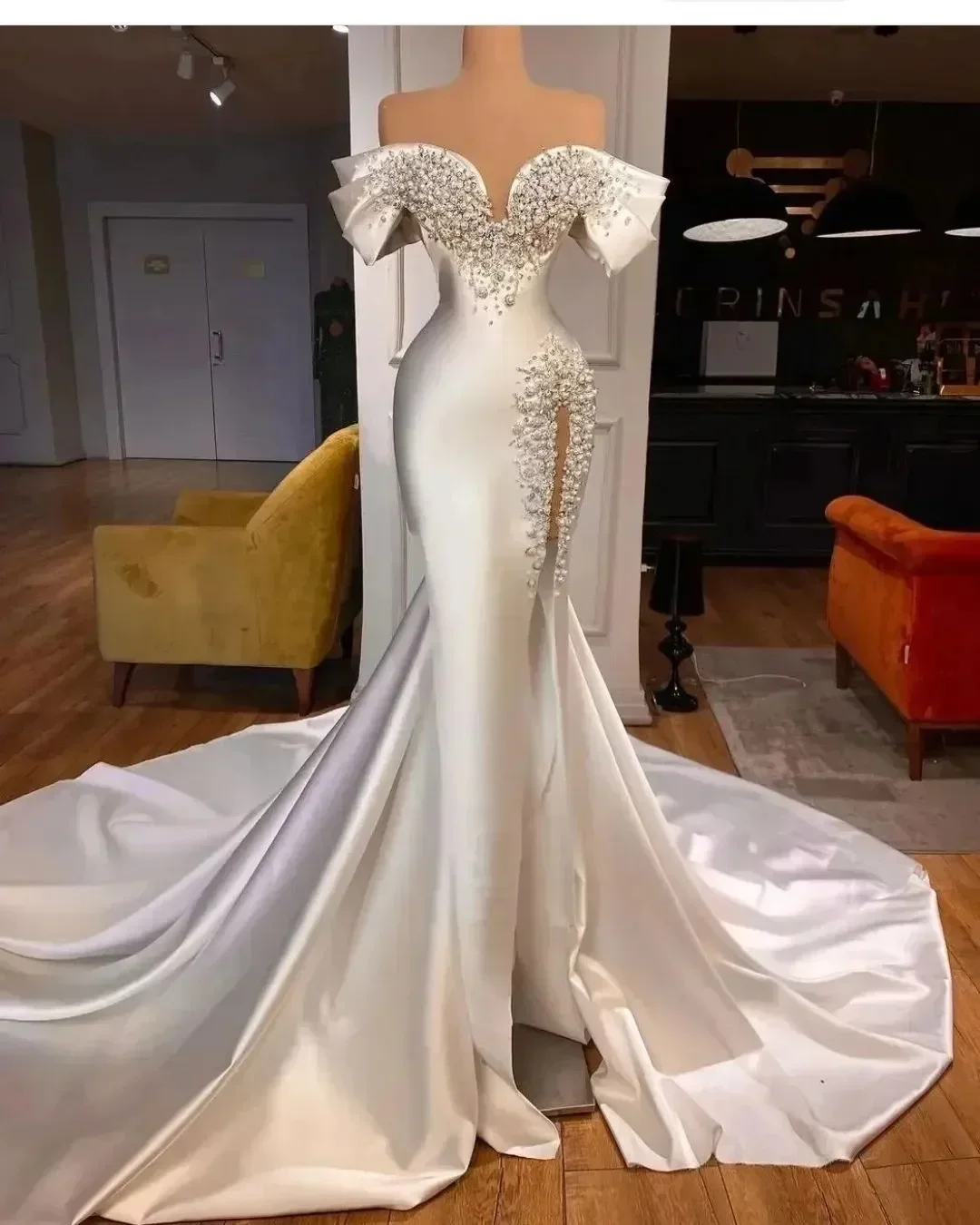Фото Свадебное платье с открытыми плечами Vestido De Novia Heay со стразами и бисером, атласное свадебное платье с часовней и шлейфом в форме сердца №3