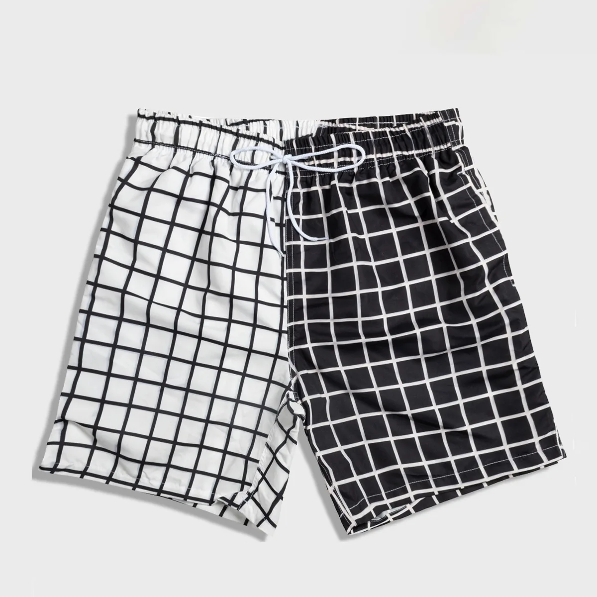 Summer new men's adult refreshing loose boxer sports shorts casual and comfortable beach shorts black and white plaid
