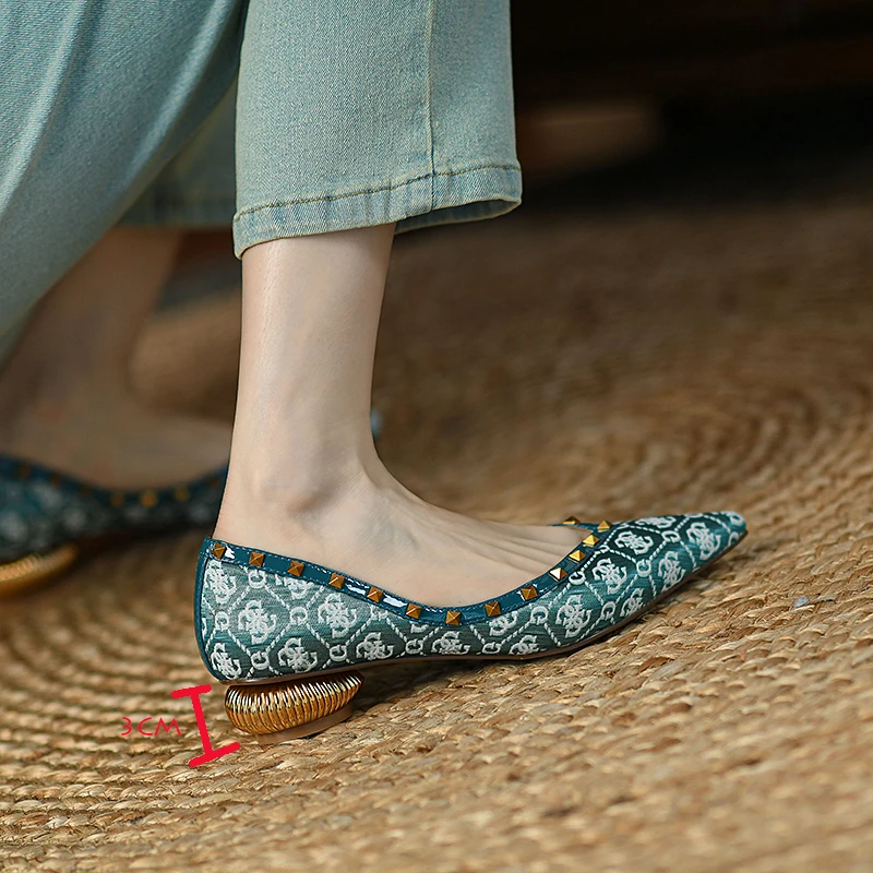 2022 New Elegant Women Metal Heel Pointed Rivets Decorated with Retro Printing Shallow Mouth Pedal Flats Shoes