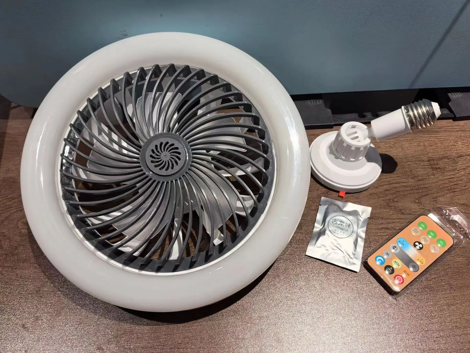 

Потолочный вентилятор с подсветкой ZODOLAMP E27