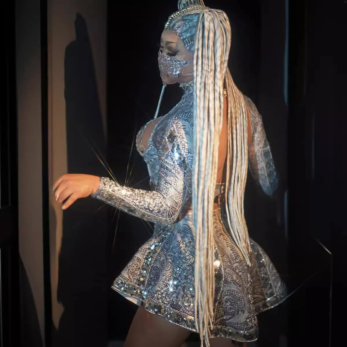 Ослепительное облегающее сексуальное платье с блестками и глубоким вырезом