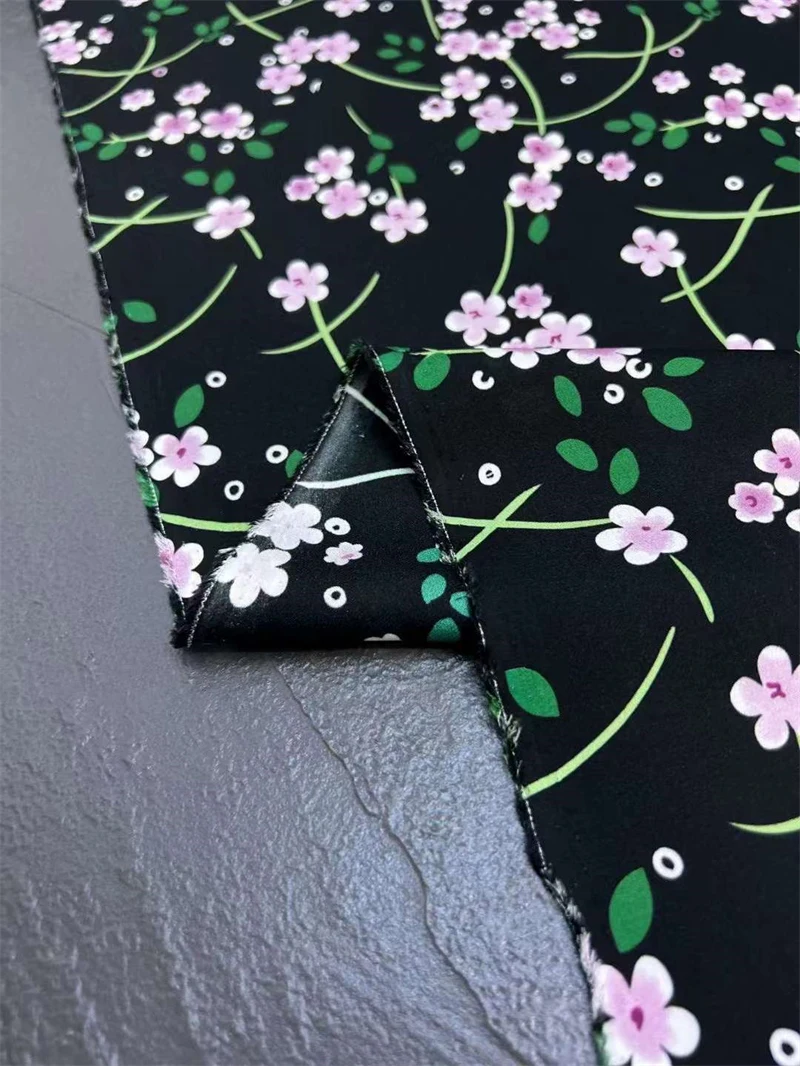 Темпераментная черная нижняя часть с маленьким цветочным принтом двойной Qiao