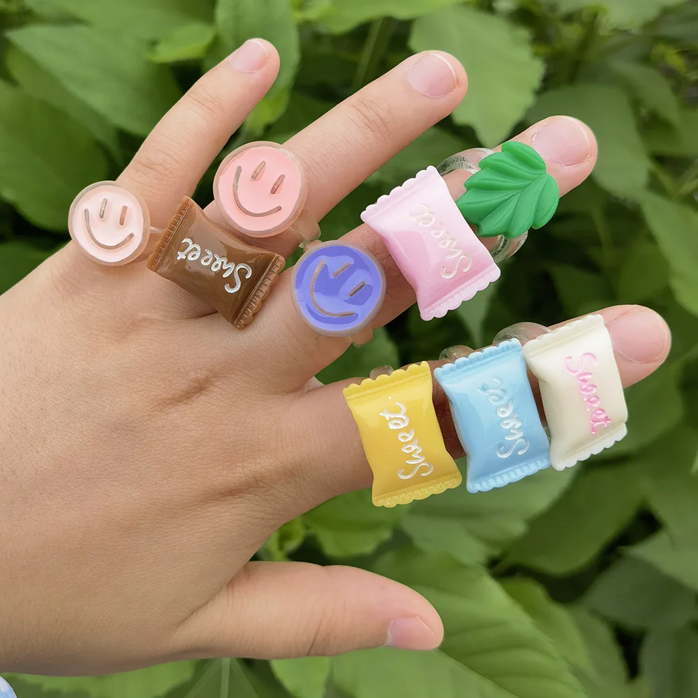 

2022 New Arrival Creative Design Acrylic Rings Multicoolor Simple Style Cartoon Happy Face Resin Girls Jewelry Gifts Wholesale