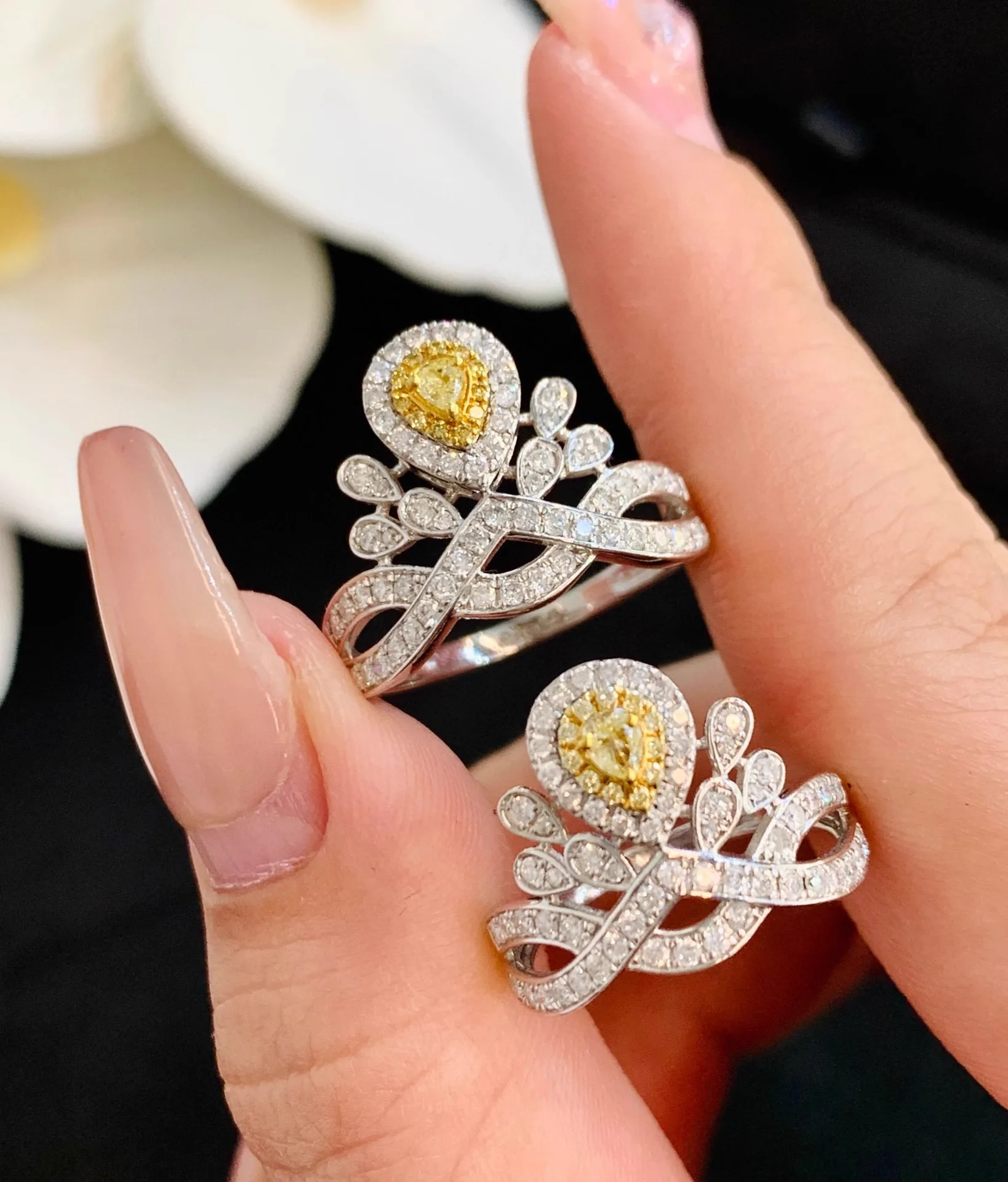 Кольцо женское из серебра 925 пробы с инкрустацией в виде короны 55 точек и желтыми