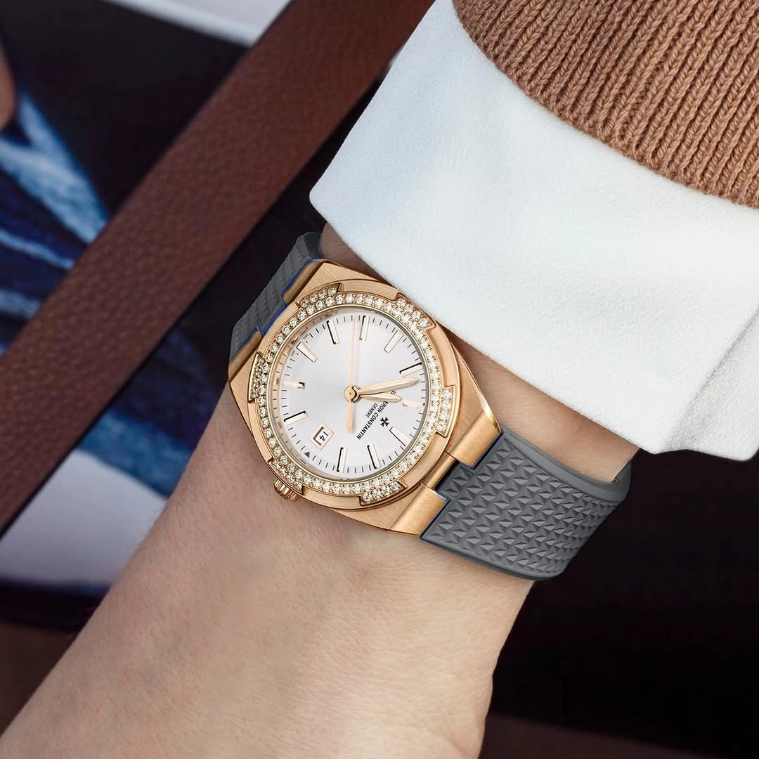 Фото Высококачественный ремешок из каучука FKM, подходящий для часов Vacheron Constantin Overseas 4500V, 5500V, 7900V, стальной браслет с концевыми звеньями. №1