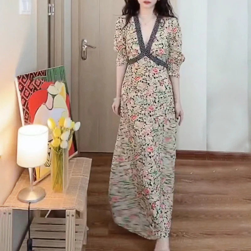 

Женское платье с V-образным вырезом, кружевной талией и пышными рукавами