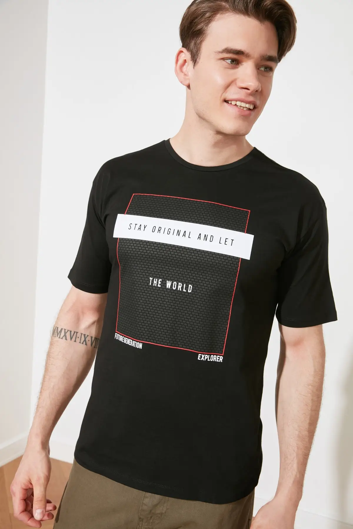 

Trendyol Men Oversize Bike Collar Short Sleeve Printed T-Shirt TMNSS21TS1901