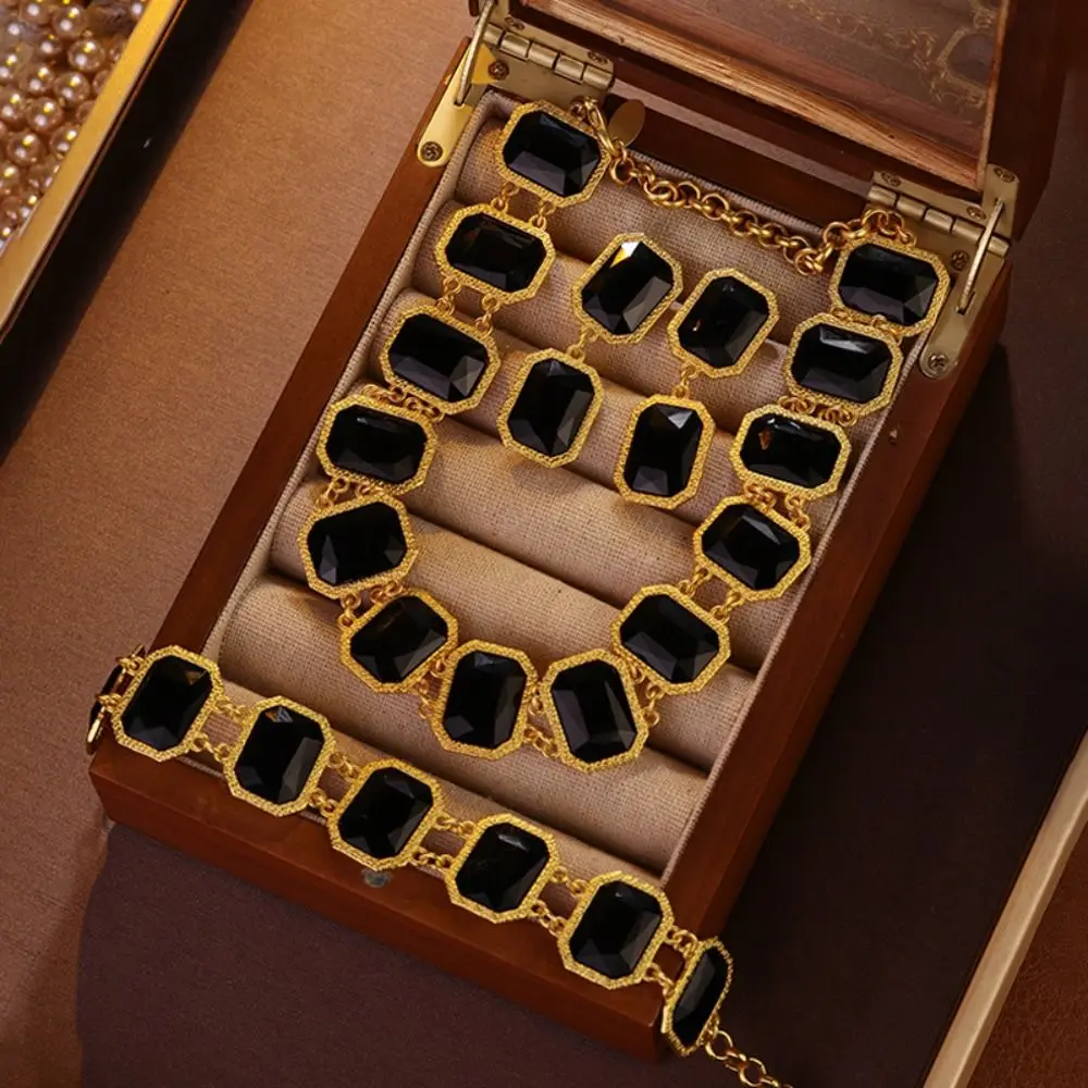 Комплект из колье и серёжек в винтажном стиле