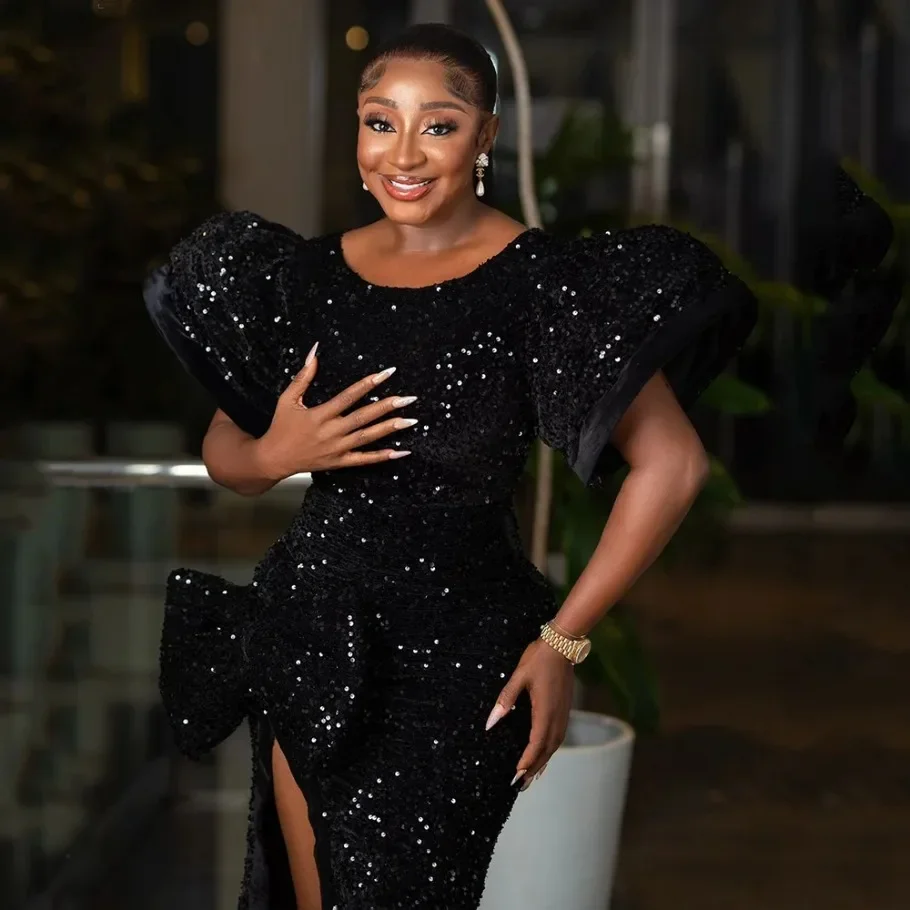 Вечернее платье в афро-американском стиле 2025 года. Черное с круглым вырезом и