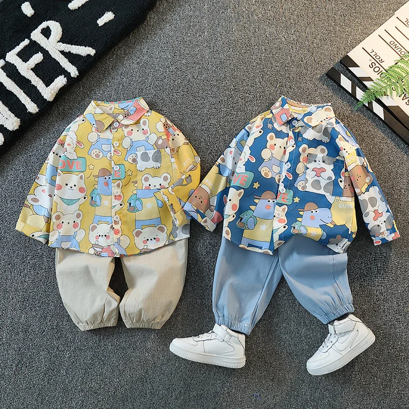 

Корейский Весенний костюм из двух предметов для маленьких мальчиков, рубашка с длинными рукавами и граффити с мультяшным медведем, джинсовые брюки, костюм, наряд для маленьких мальчиков, 2023