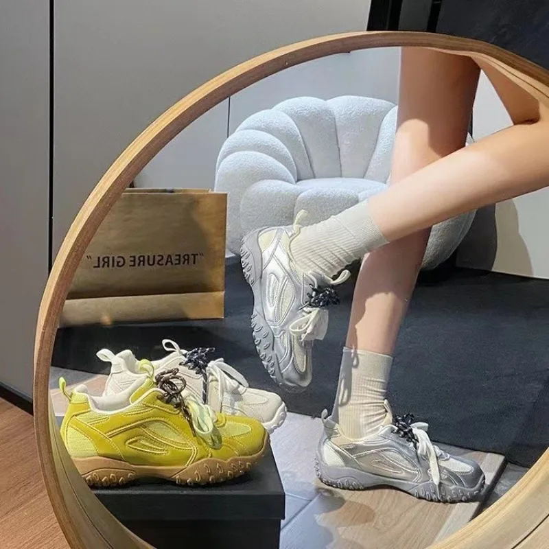 Женские кожаные кроссовки с ремешком