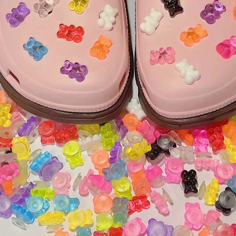 2023 Клипсы для обуви женские Croc Charms Candy Bears Designer Luxury Charm Pines Clogs Fit JIBZ Femme Оптом