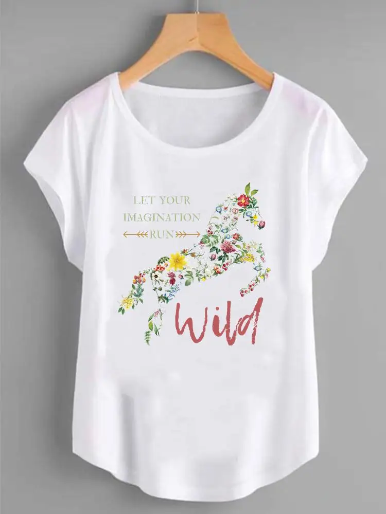 

Женская футболка с коротким рукавом, принтом цветов и лошадей