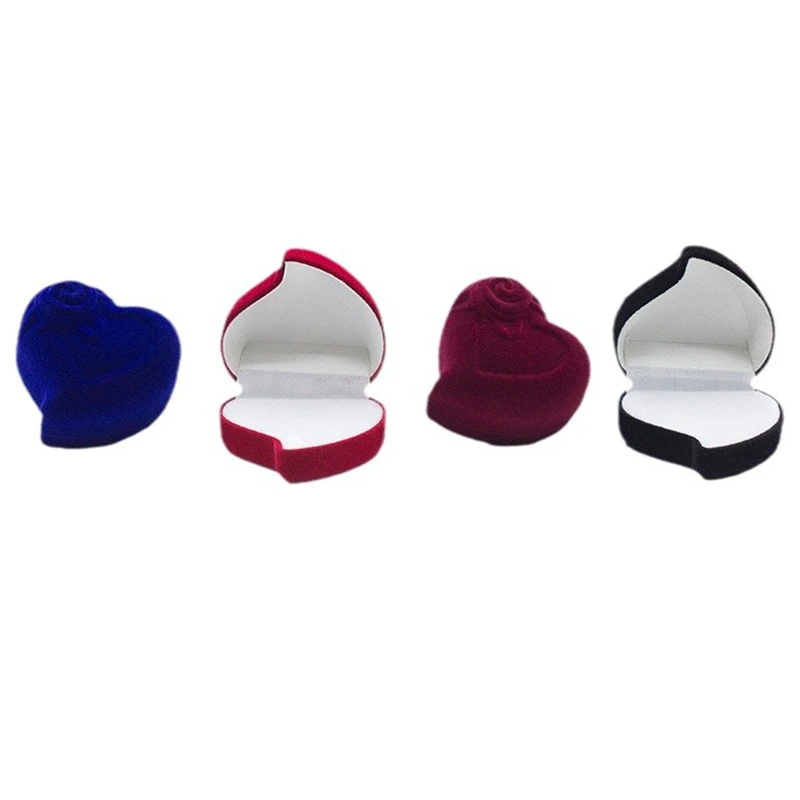 Бархатная шкатулка для колец в форме сердца