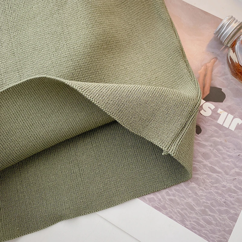 Женская Трикотажная майка с открытыми плечами однотонная |