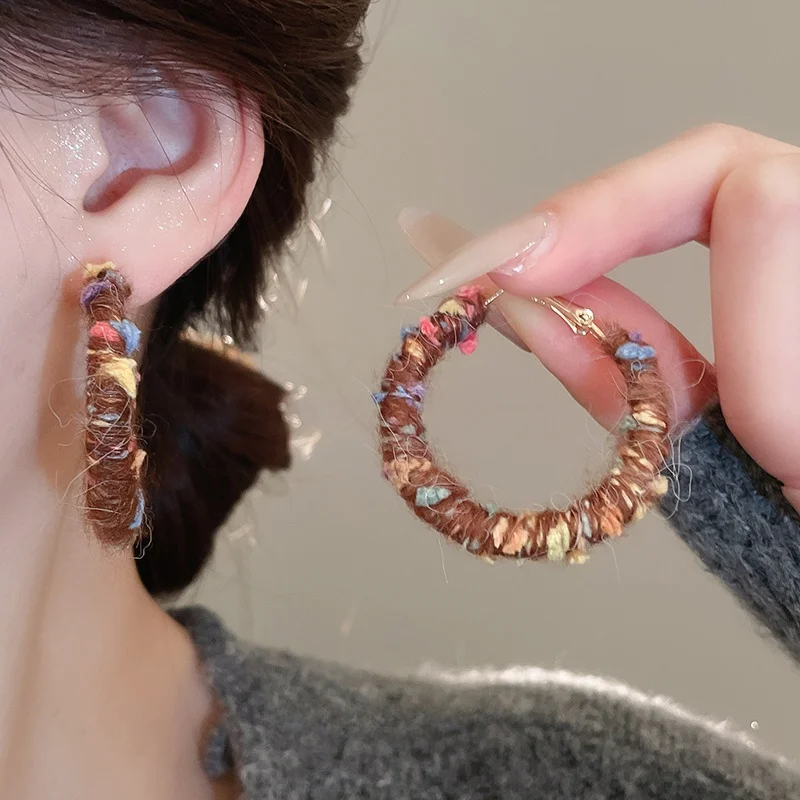 Осенние и зимние плюшевые круглые серьги женские новые простые браслеты милые