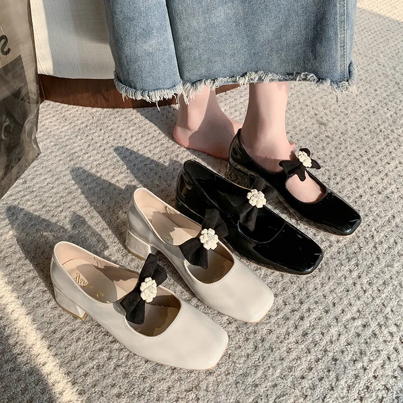 Туфли на каблуке с квадратным носком и бантом. Женская обувь. Осеннее летнее