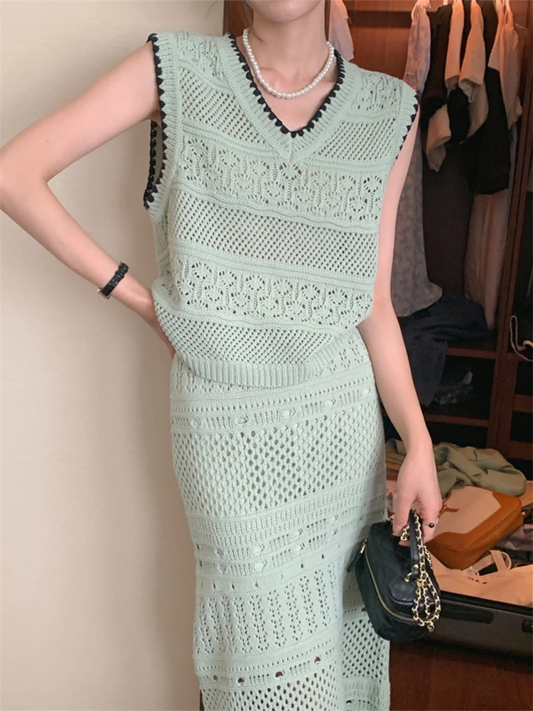 

Женский трикотажный костюм из двух предметов, ажурный джемпер без рукавов с V-образным вырезом и облегающая длинная юбка с бахромой и высоко...