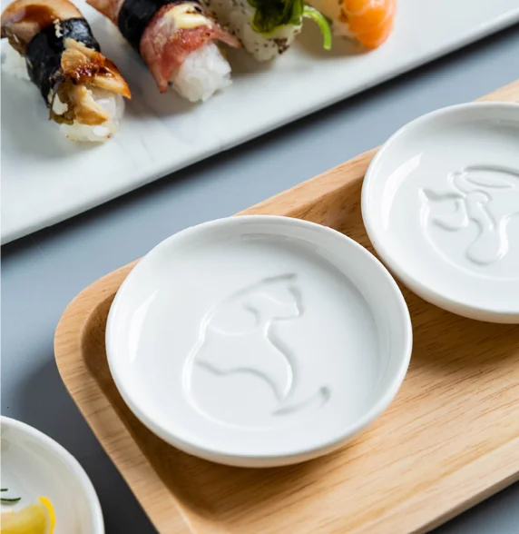 Керамическая маленькая тарелка в японском стиле с растениями и кошками