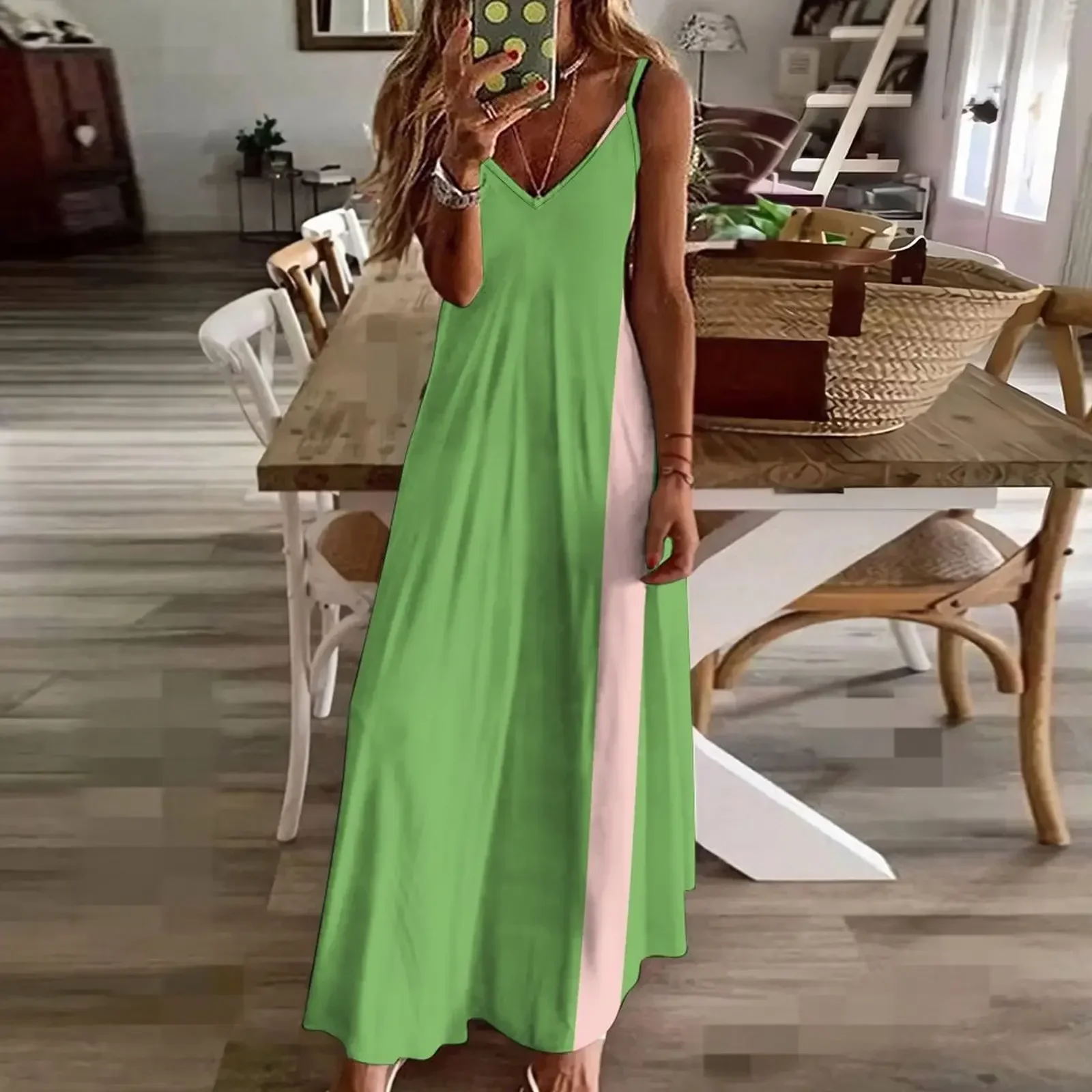 Минималистичное платье в двойную полоску зеленое и розовое без рукавов стиле