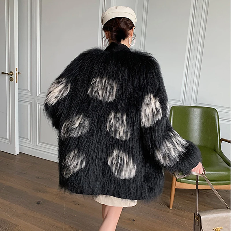 Зимние женские куртки с мехом енота повседневные однобортные черно-белые