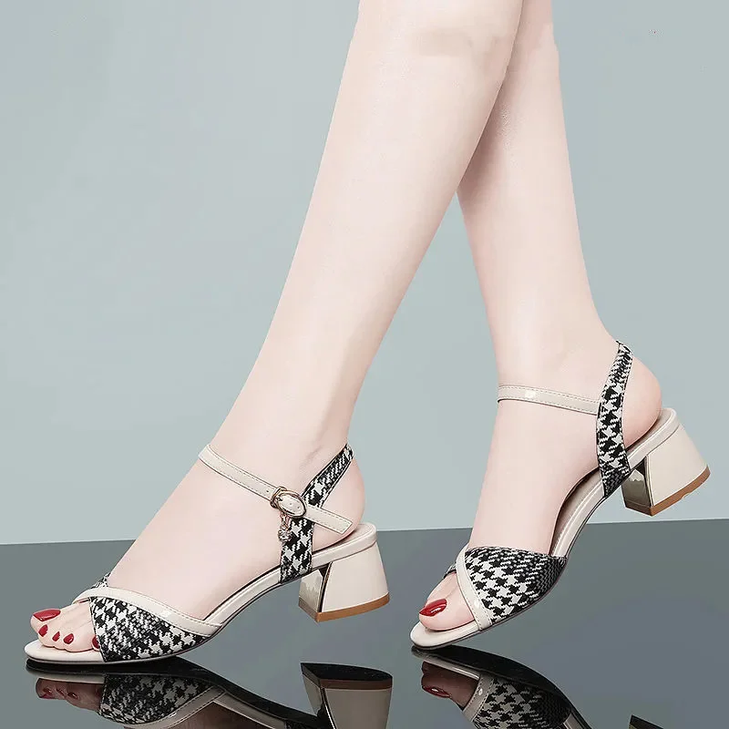 

Женские босоножки на квадратном каблуке, бежевые Босоножки с открытым носком и ремешком с пряжкой, обувь на красном каблуке, C363