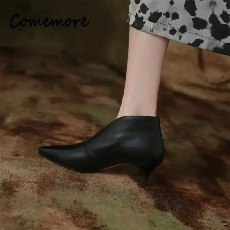 

Женские ботильоны с острым носком Comemore, черные Дизайнерские ботильоны на низком каблуке с котятами, Осень-зима 2024