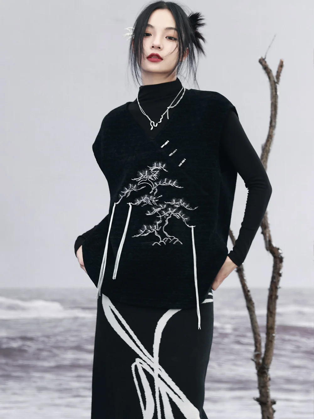 Майка женская с вышивкой и кисточками в китайском стиле