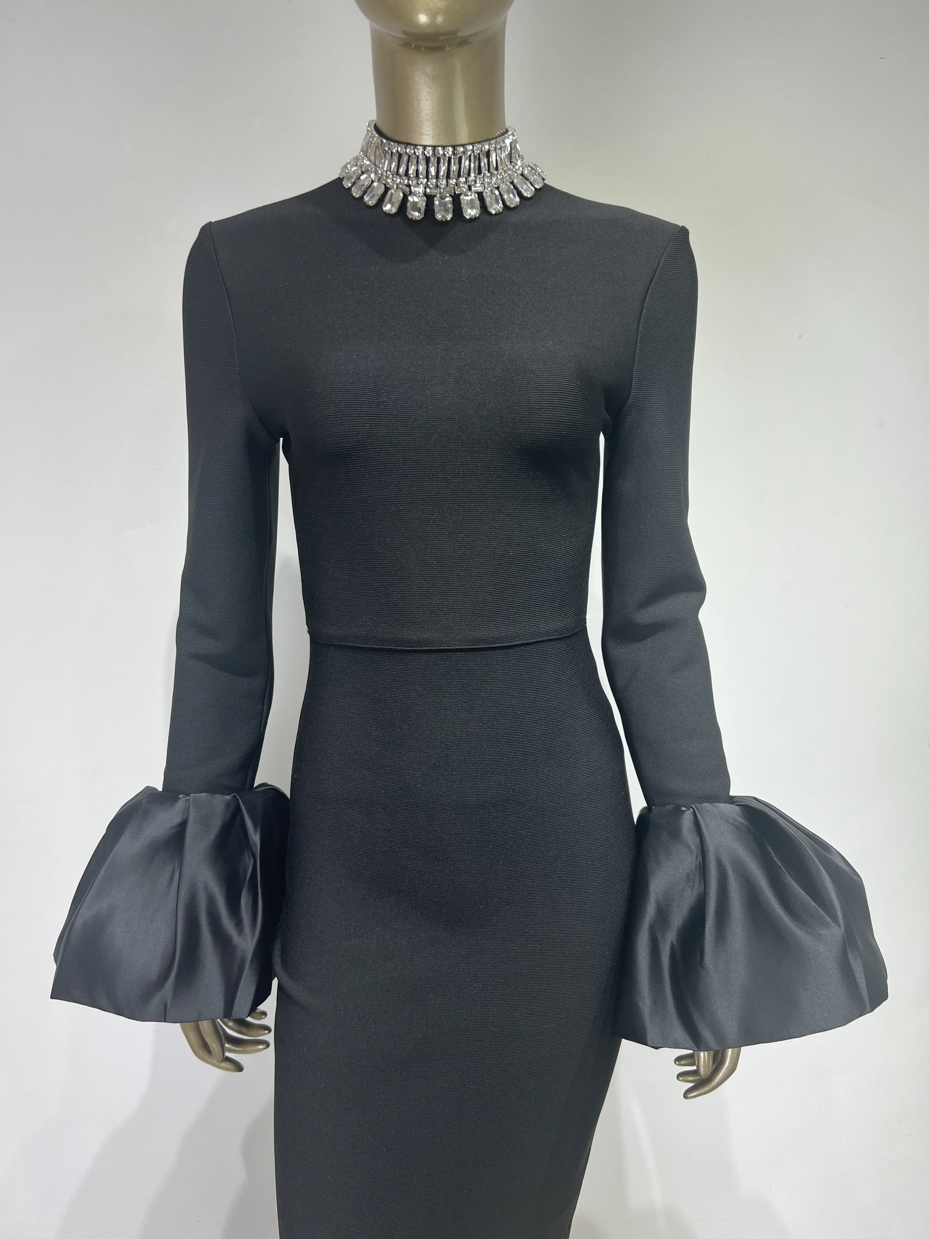 Элегантное женское зимнее теплое платье с длинным рукавом украшенное