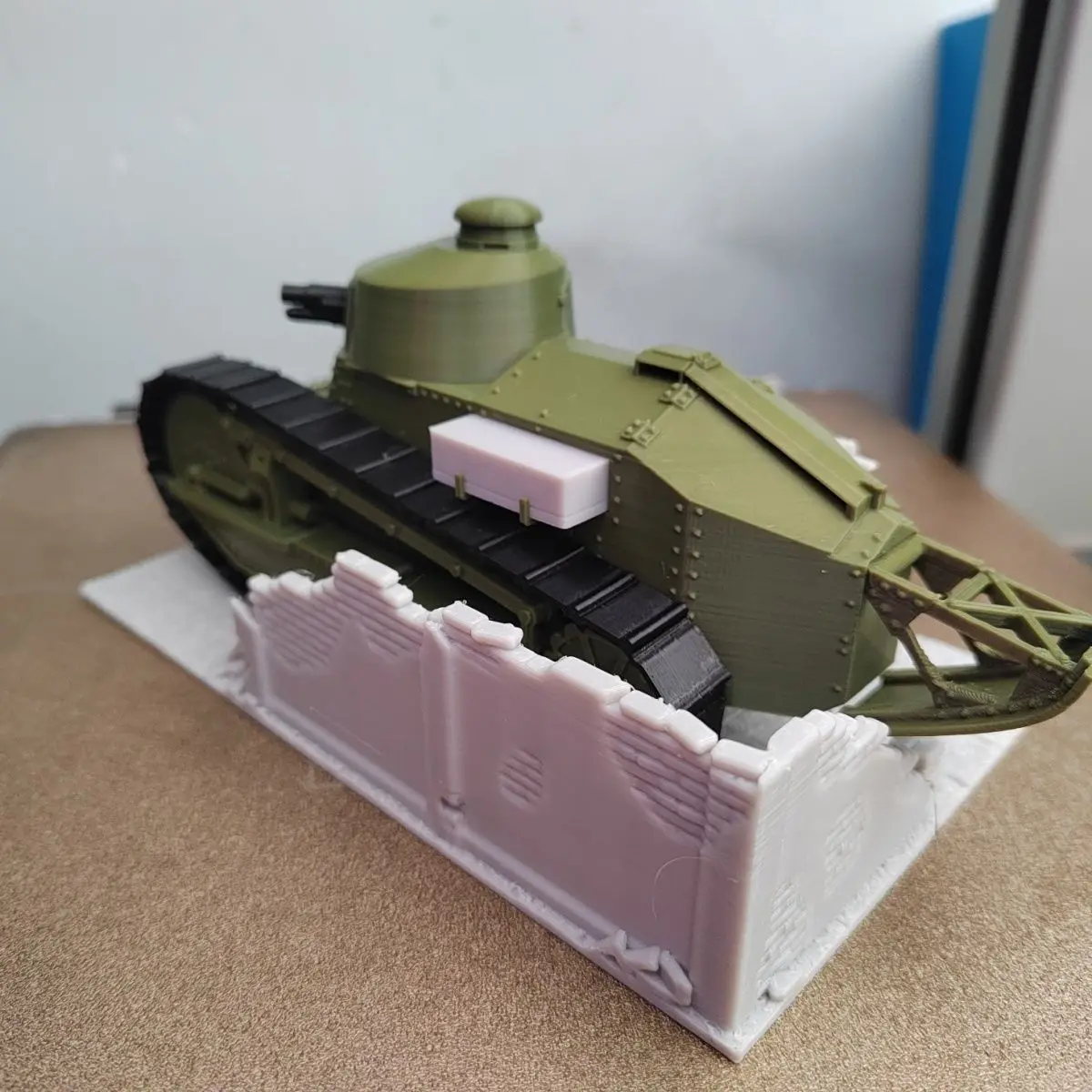 Фото Модель французского танка Renault FT-17 — готовая деталь дисплея в масштабе 1:35, исторический первый современный танк с вращающейся башней №2