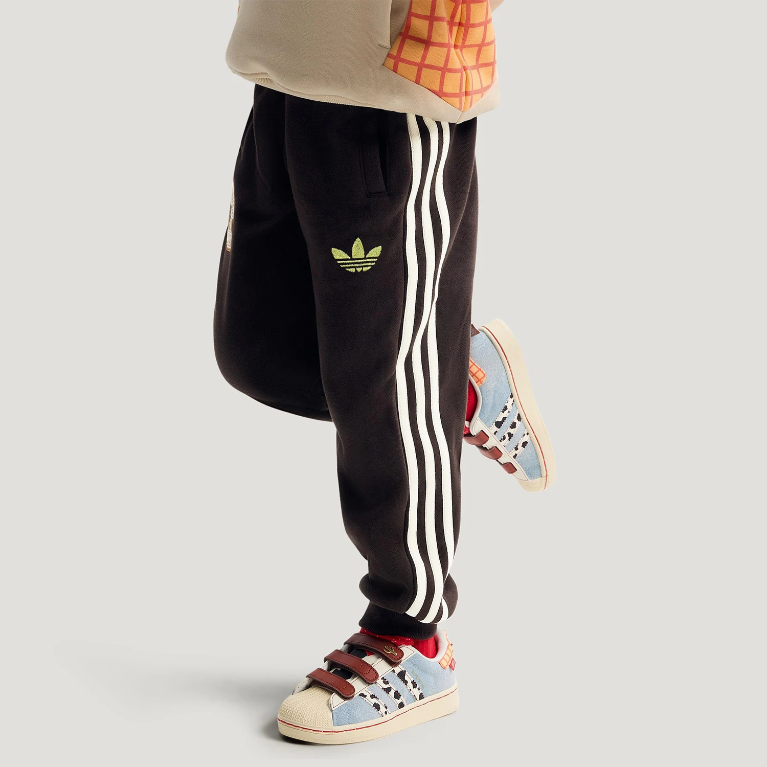Фото Оригинальные детские спортивные брюки Adidas Clover черного цвета с эластичными манжетами на штанинах, модель KS3166. №2
