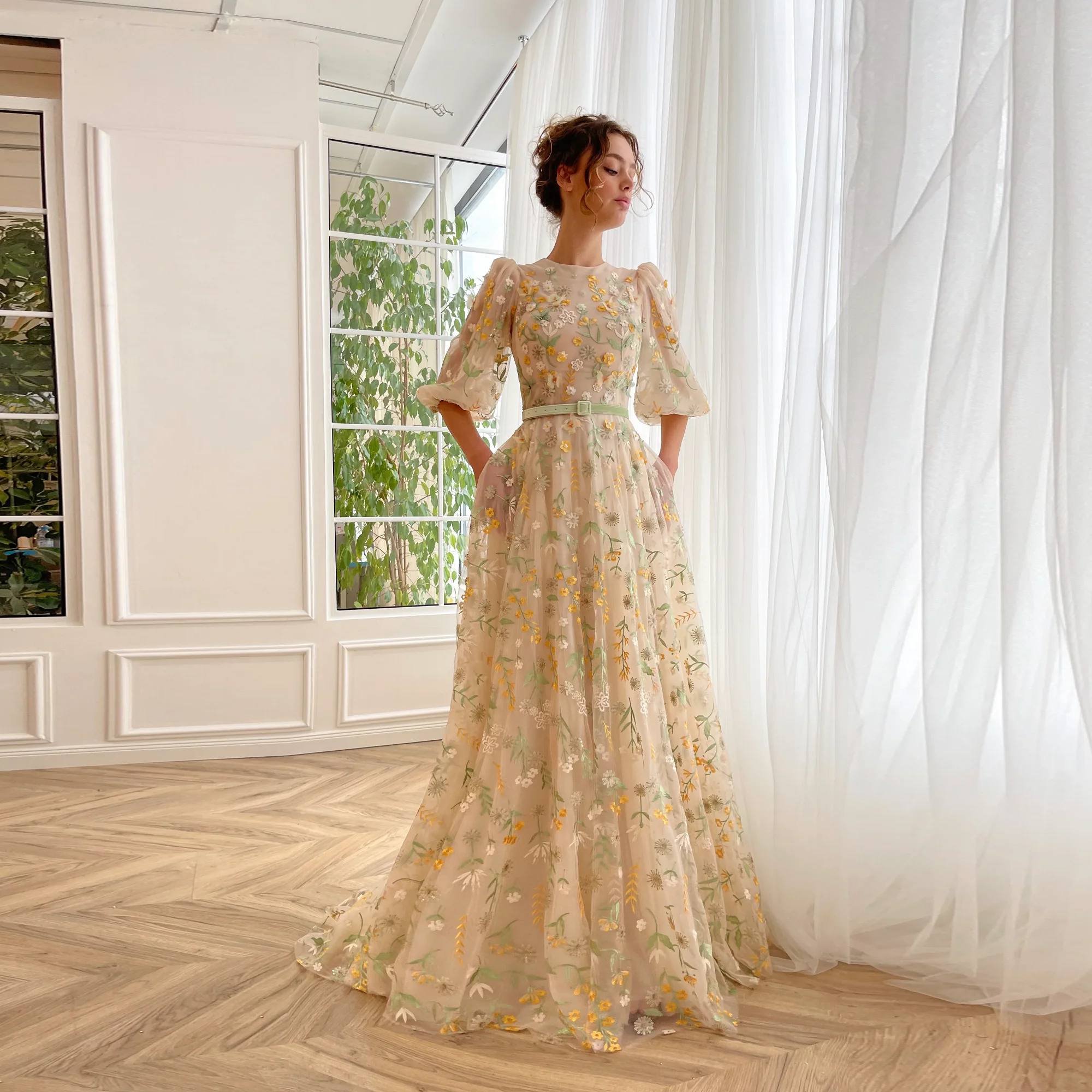 

Женское Тюлевое платье-макси с рукавом до локтя, трапециевидного силуэта и карманами