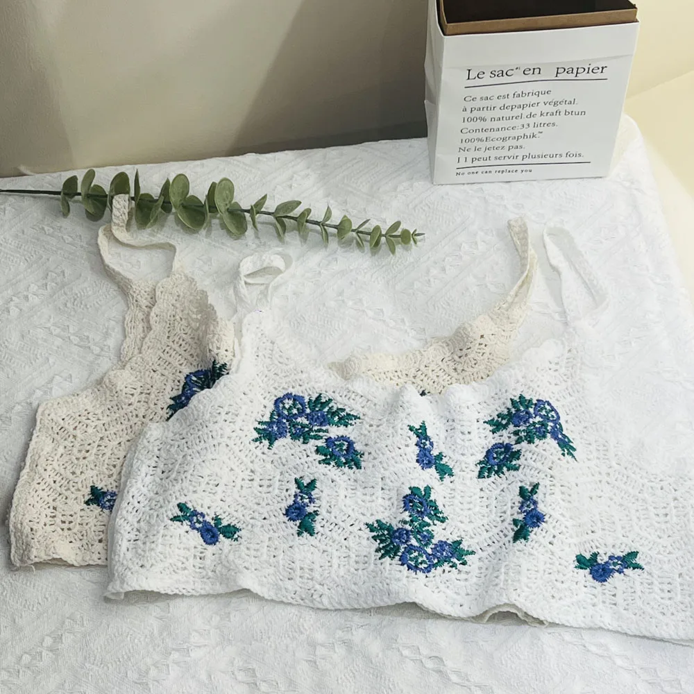 Женский кроп-топ с круглым вырезом вышивкой