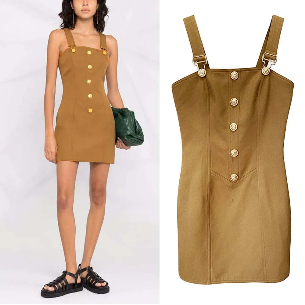 

Женское приталенное платье с металлическими пуговицами и подтяжками