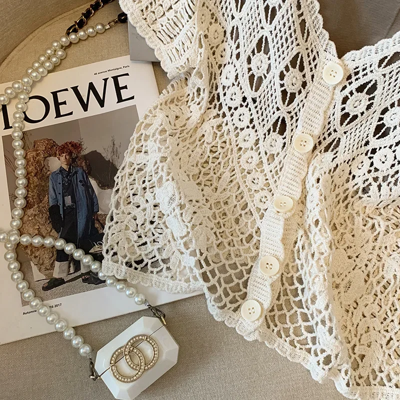 Вязаный пуловер с v-образным вырезом во французском стиле. Чувственная сборка