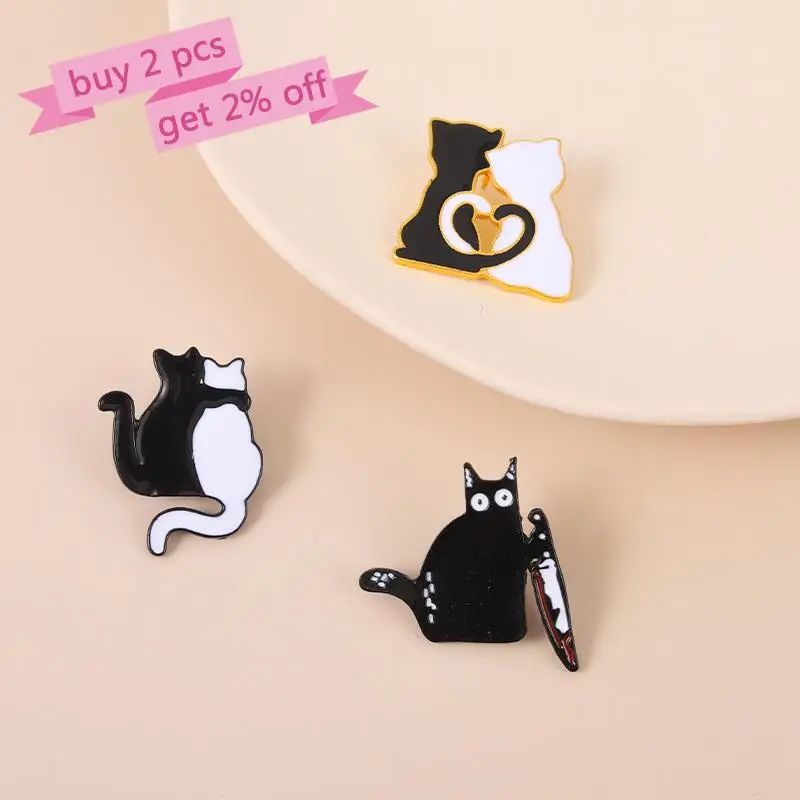 Эмалированная заколка для влюбленных котов черно-белая на заказ в виде кошки