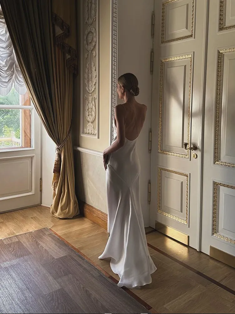 Элегантное женское атласное платье с лямкой на шее привлекательное Белое