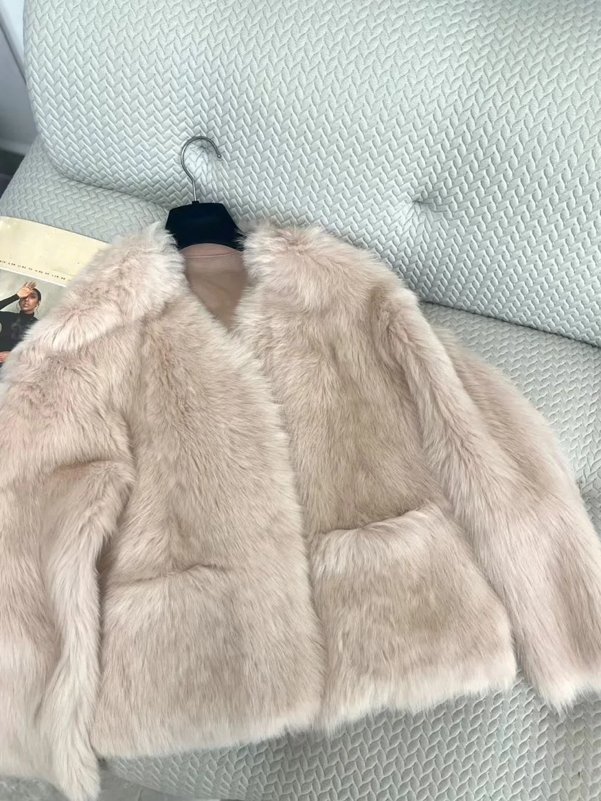 Рисунок 6 - Меховое пальто с V-образным вырезом